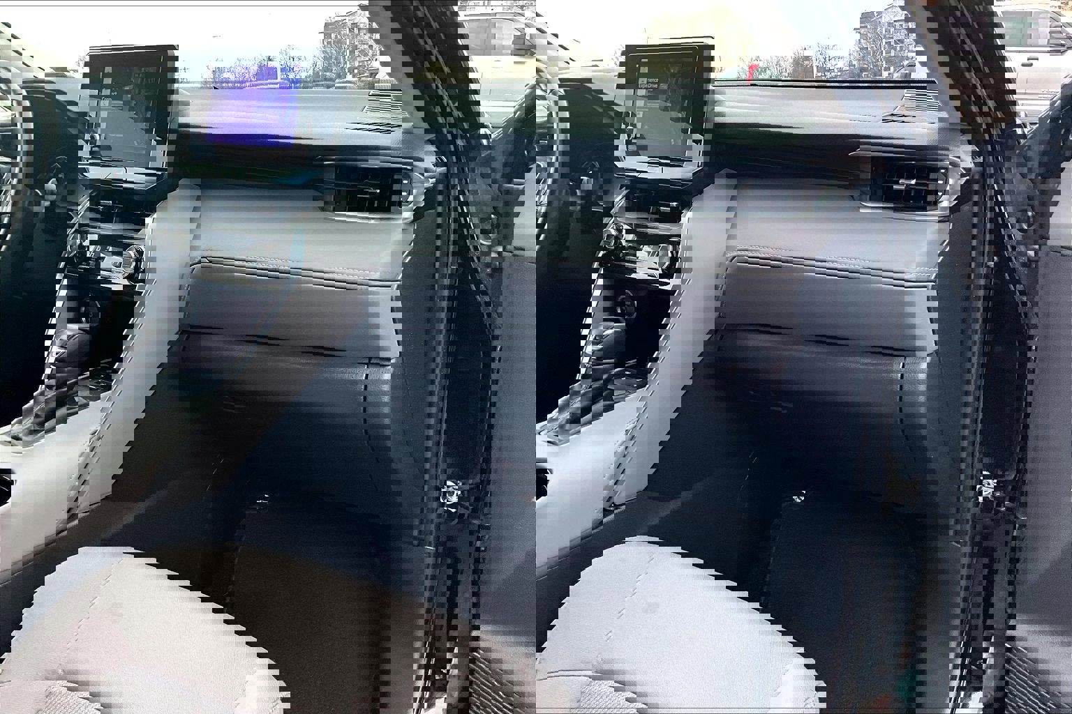 Used 2023 Toyota Venza LE image 14