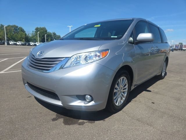 Used 2017 Toyota Sienna XLE w/ XLE Navigation Package FWD image 2