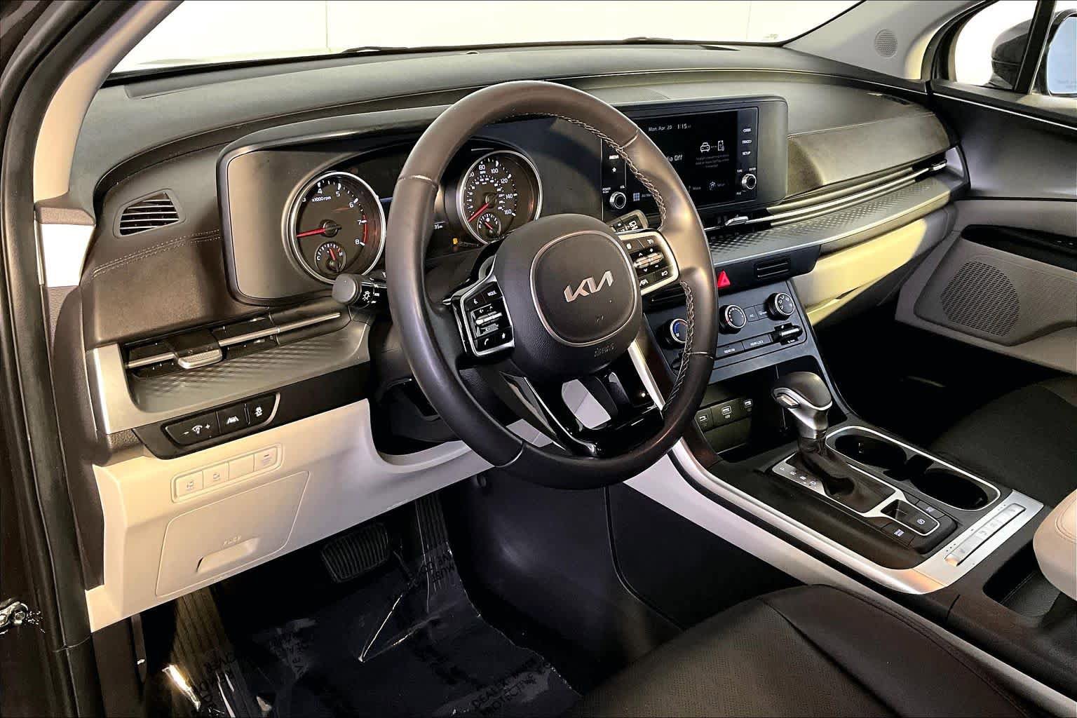 Used 2023 Kia Carnival LX FWD image 18