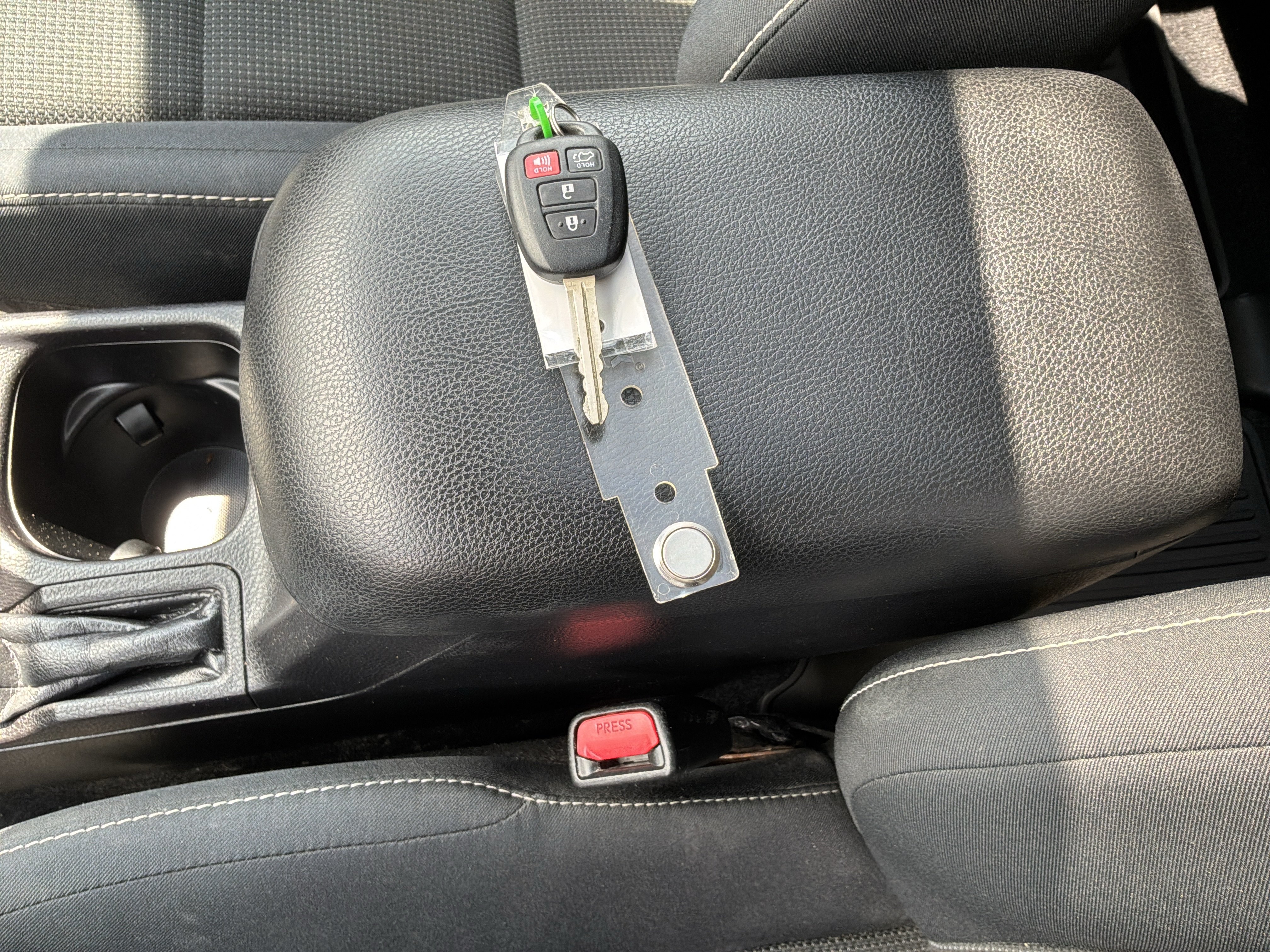 Used 2016 Toyota RAV4 XLE AWD/4WD image 35