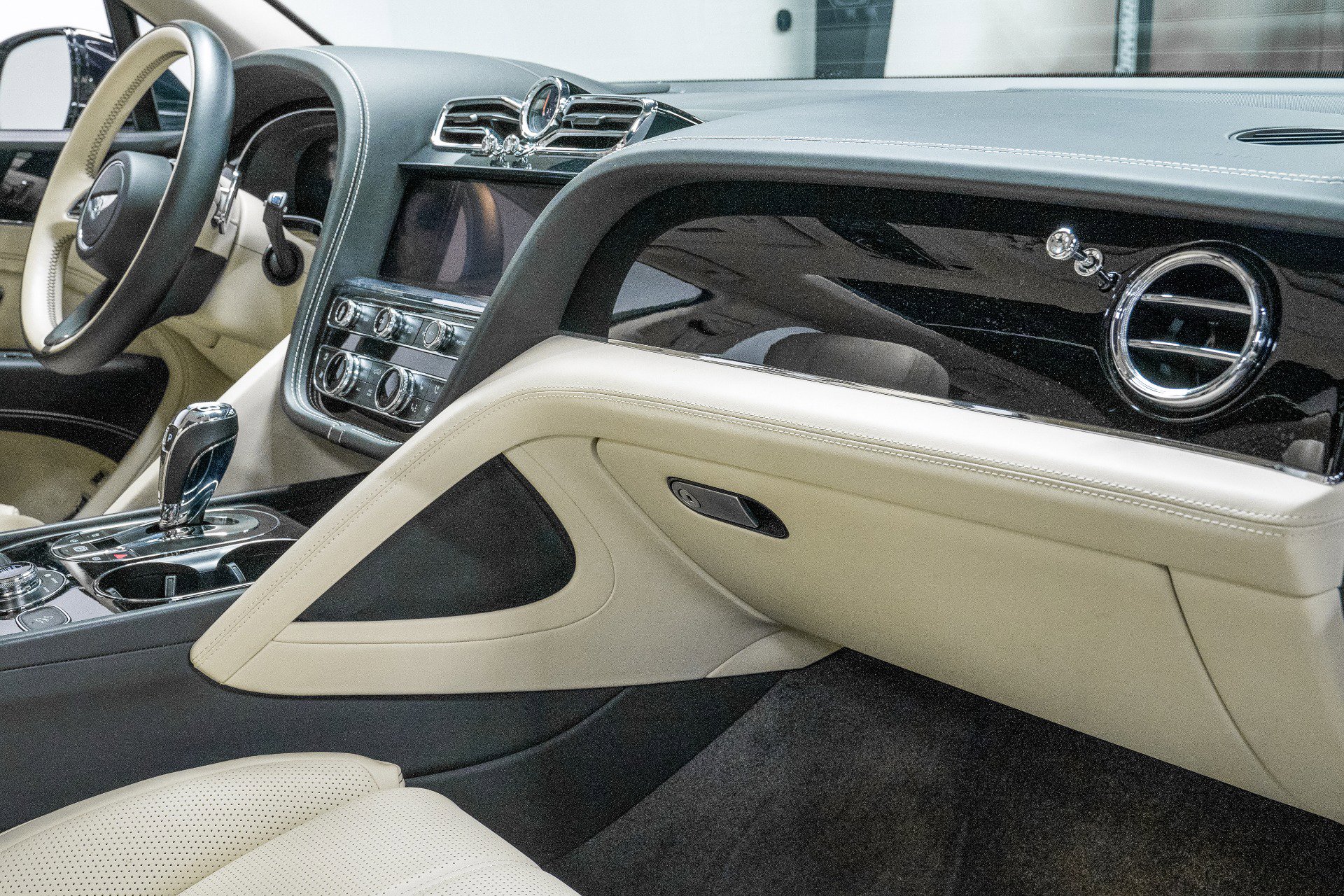 Used 2024 Bentley Bentayga Extended Wheelbase image 13