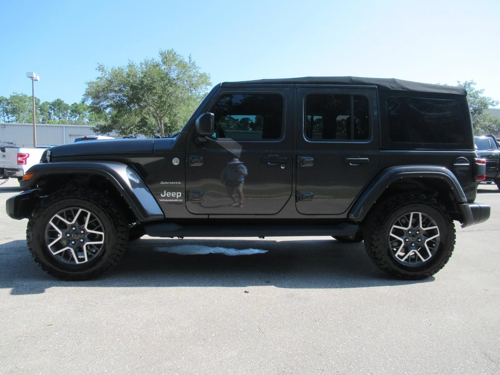 Certified 2024 Jeep Wrangler Unlimited Sahara w/ Safety Group AWD/4WD image 4