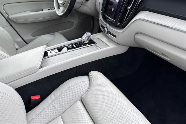 Certified 2023 Volvo XC60 B6 Ultimate w/ Protection Package Premier image 17