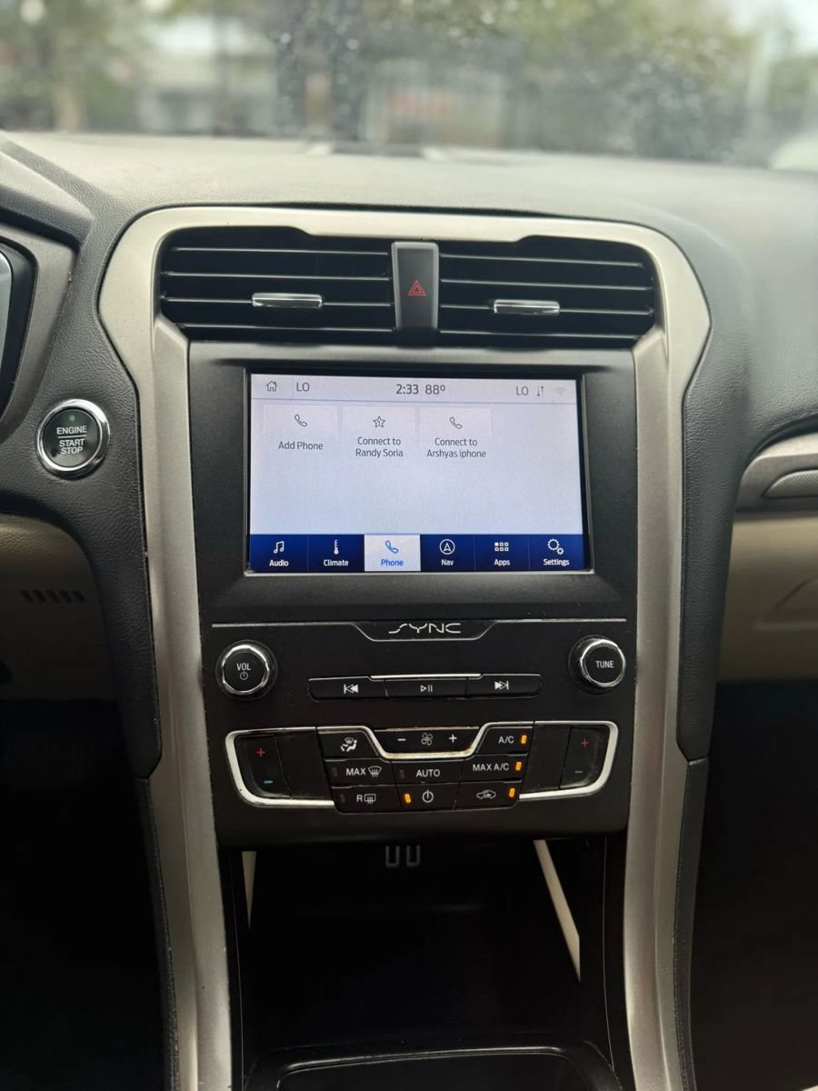 Used 2020 Ford Fusion SE FWD image 16