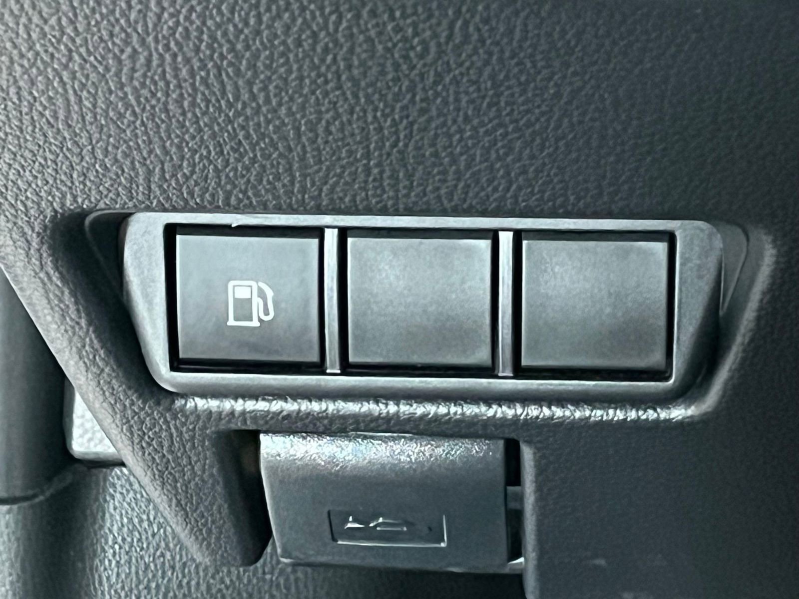 Used 2026 Toyota Prius XLE FWD image 35
