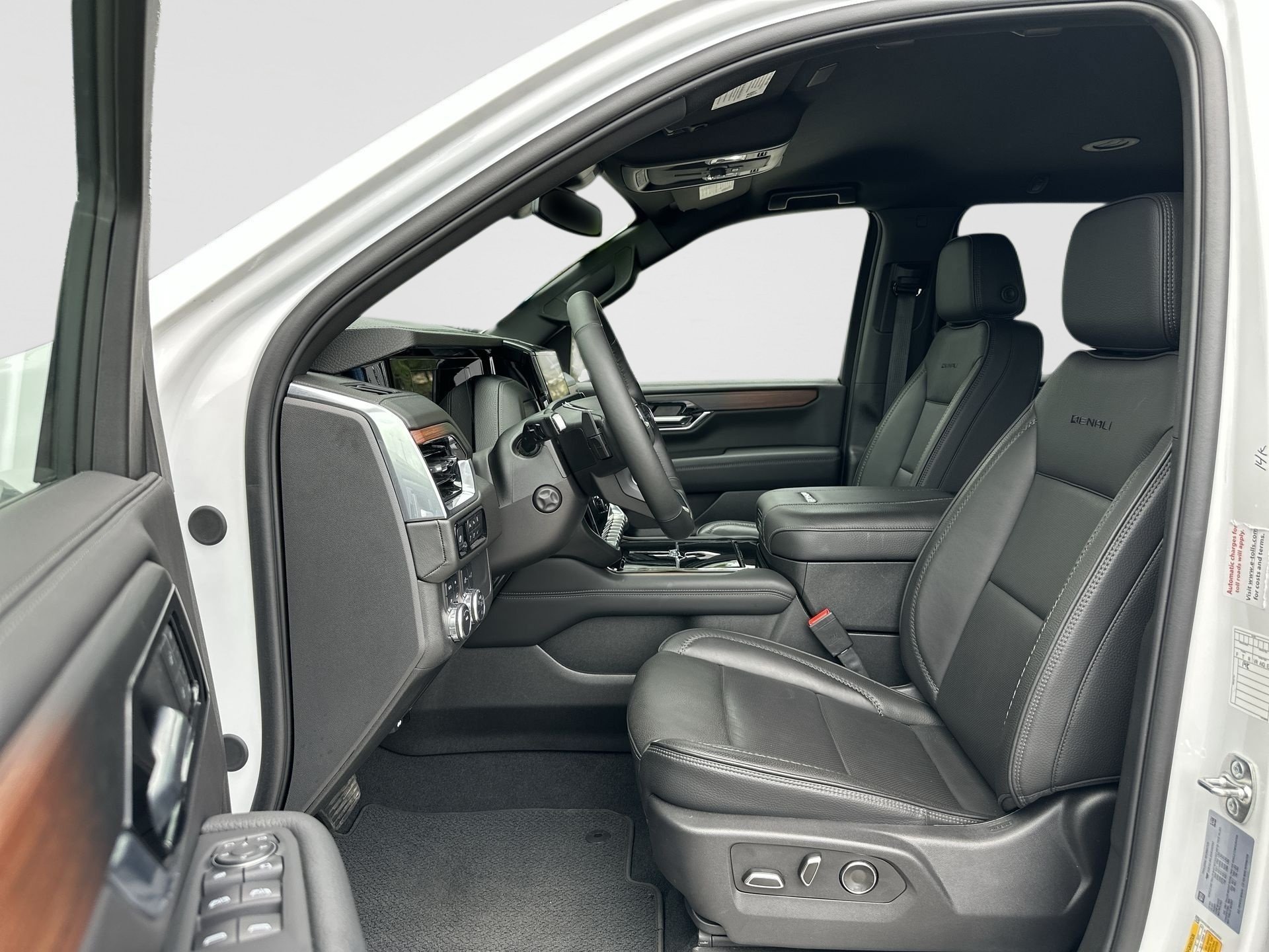Certified 2025 GMC Yukon XL Denali AWD/4WD image 19