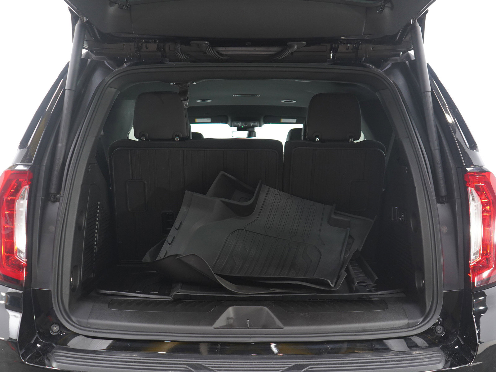 Used 2024 GMC Yukon SLT w/ SLT Luxury Package image 18