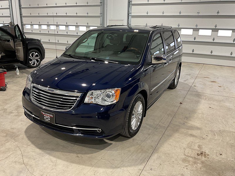 Used 2014 Chrysler Town & Country Limited w/ Luxury Group image 2