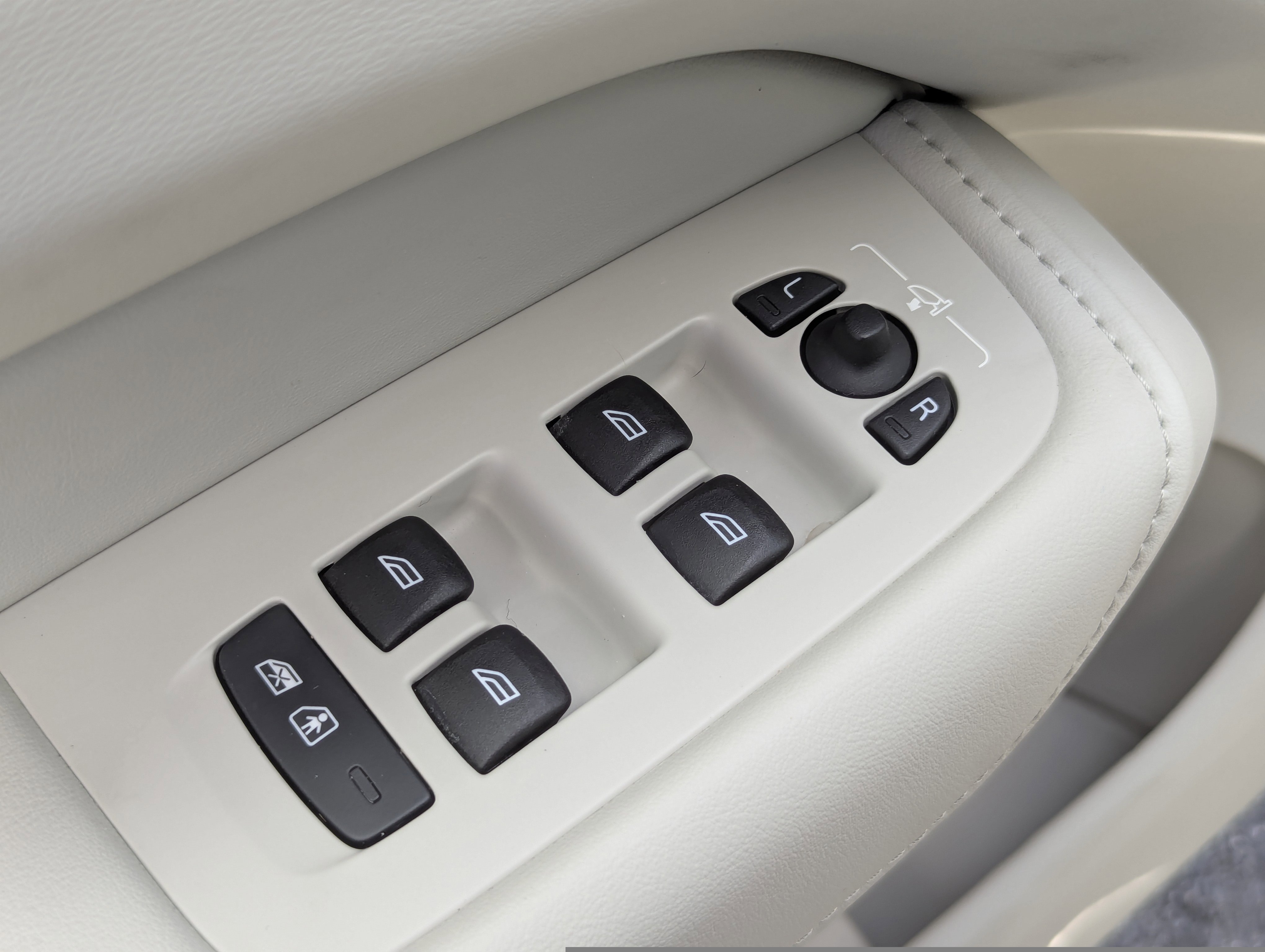 Used 2024 Volvo XC60 B5 Plus w/ Protection Package Premier AWD/4WD image 19