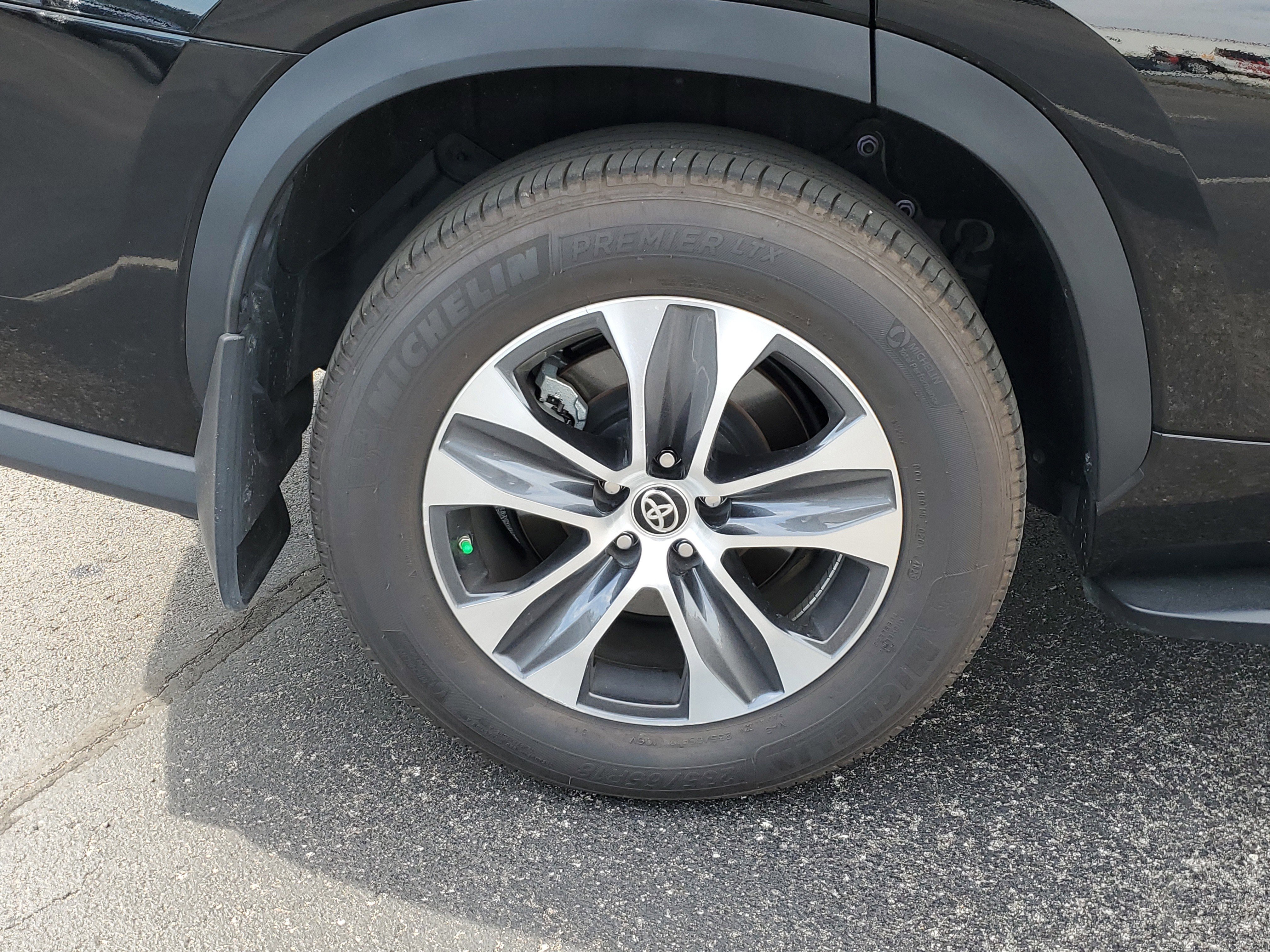 Certified 2024 Toyota Highlander XLE image 7