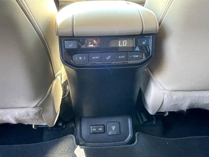 Used 2024 Toyota Highlander LE image 29