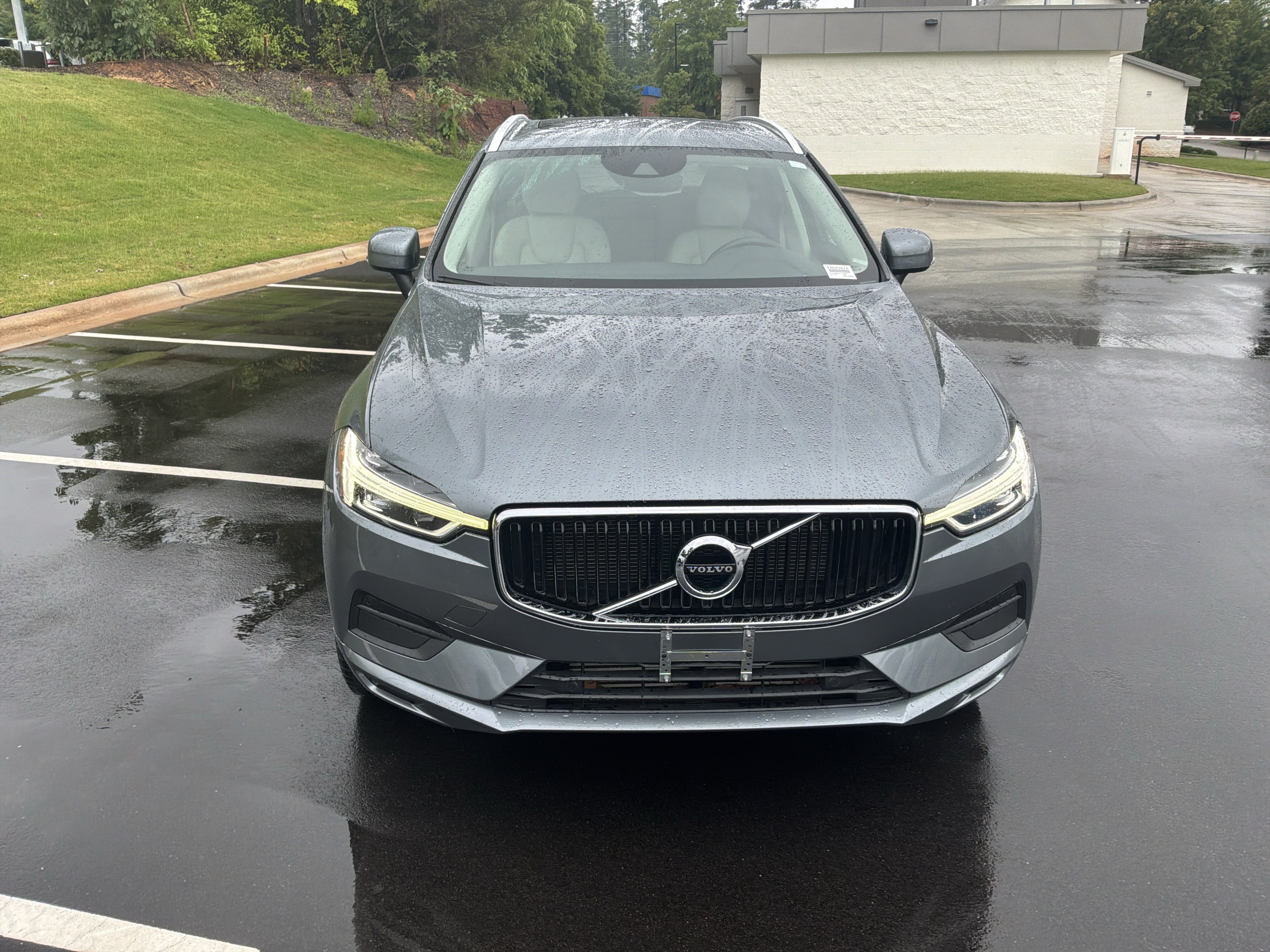 Used 2020 Volvo XC60 T6 Momentum w/ Protection Package Premier AWD/4WD image 3