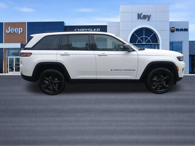 Used 2023 Jeep Grand Cherokee Altitude AWD/4WD image 7