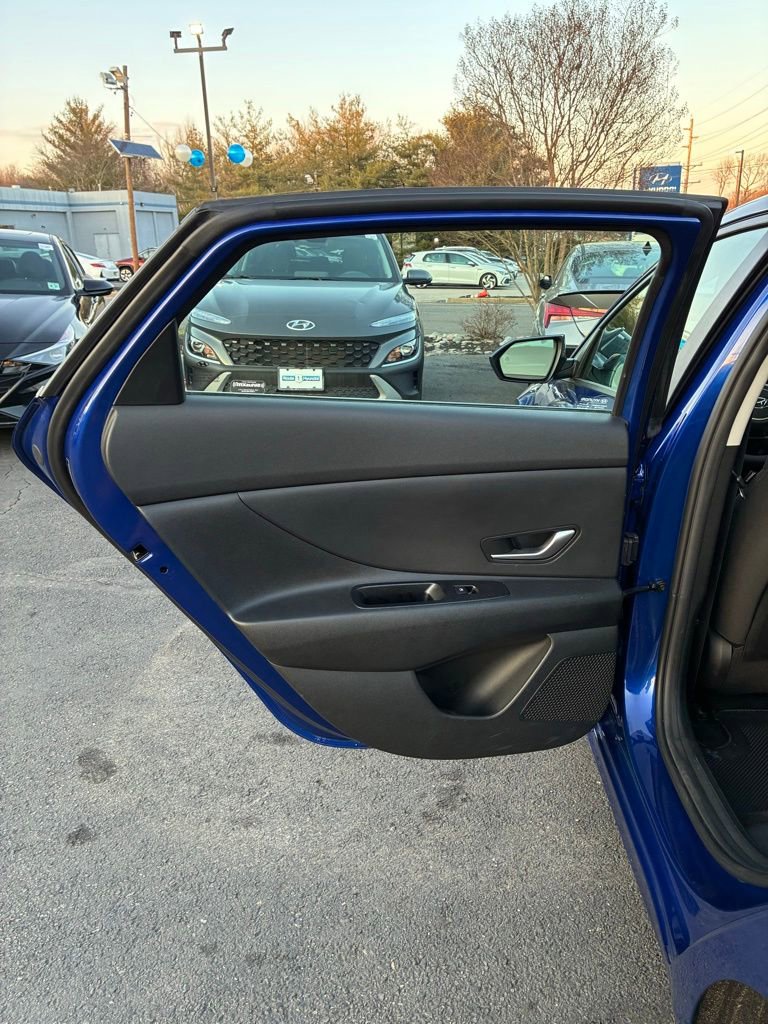 Used 2023 Hyundai Elantra SEL image 40