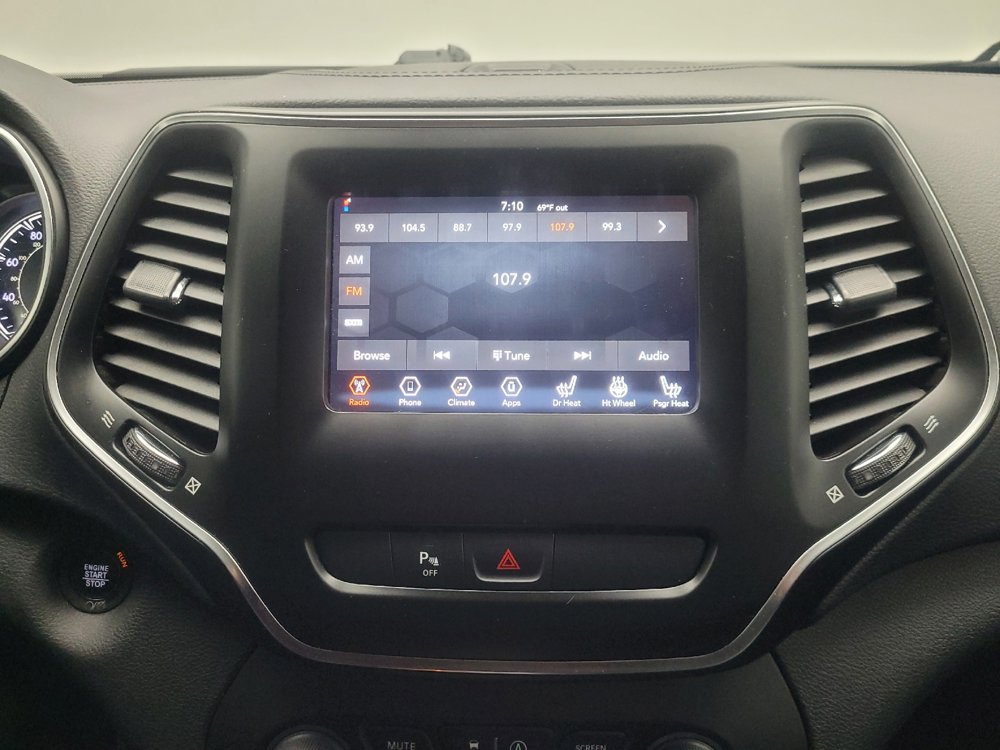 Used 2019 Jeep Cherokee Latitude Plus w/ Cold Weather Group AWD/4WD image 25