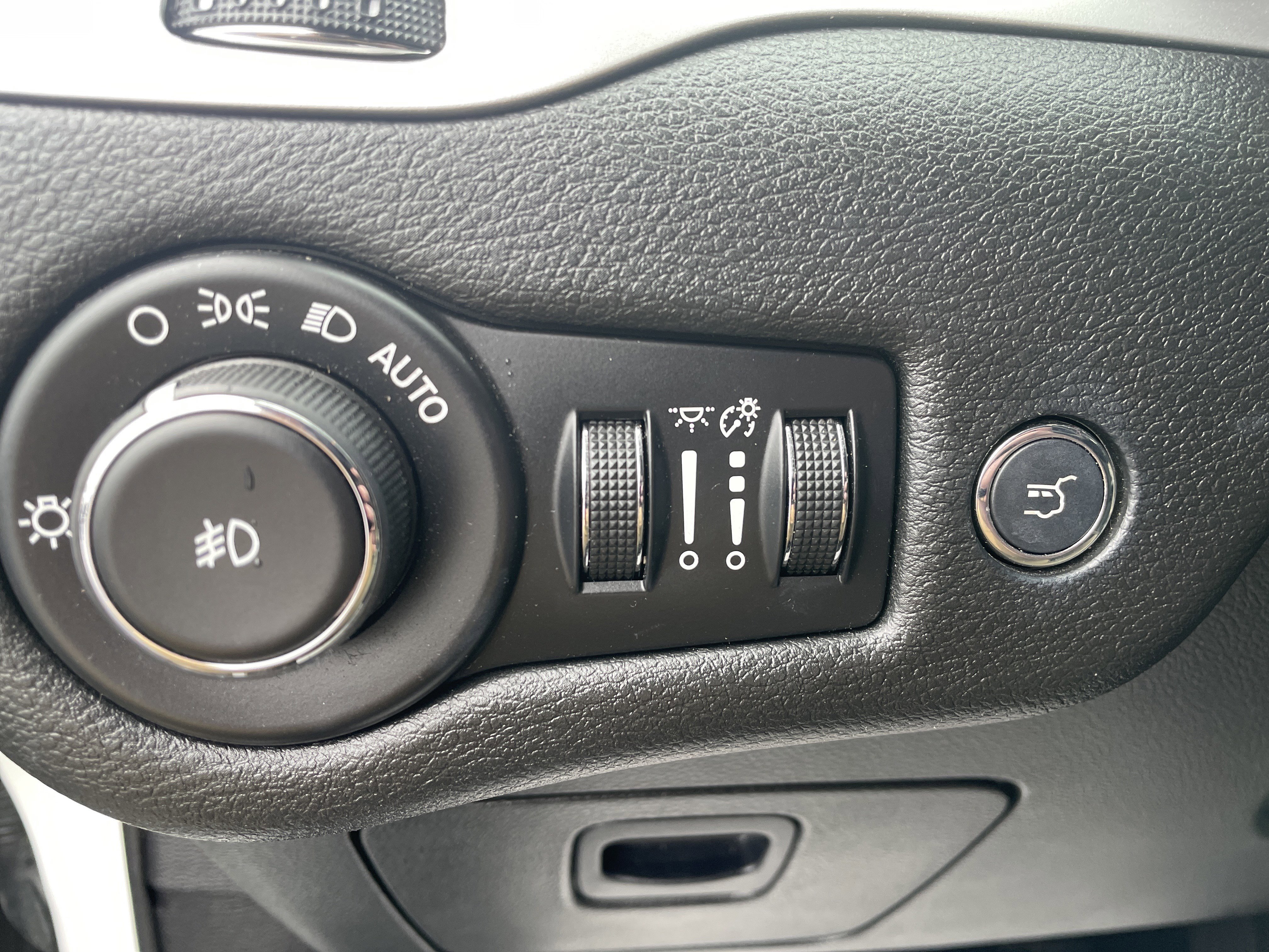 Used 2015 Jeep Cherokee Limited w/ Luxury Group image 16