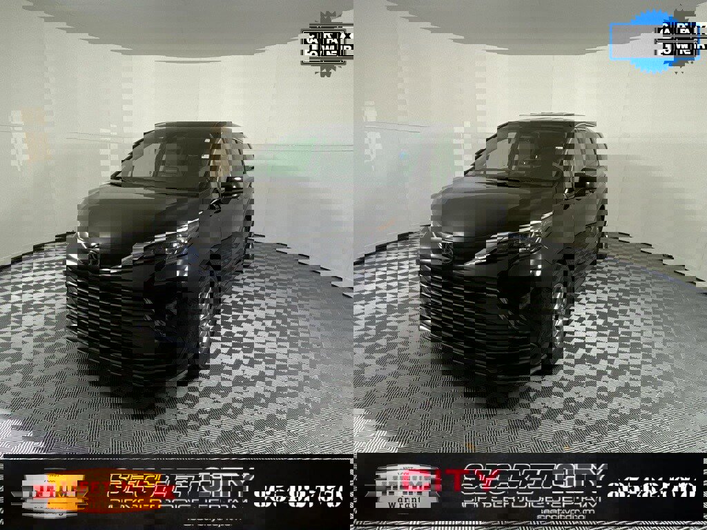 Used 2024 Toyota Sienna LE image 3