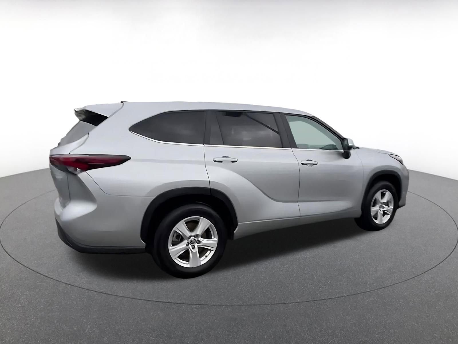 Used 2025 Toyota Highlander LE image 15