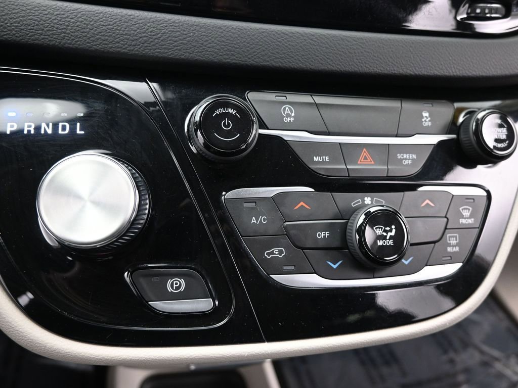 Used 2023 Chrysler Voyager LX image 31