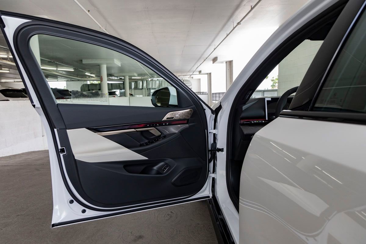 New 2026 BMW 550e xDrive w/ Executive Package AWD/4WD image 14