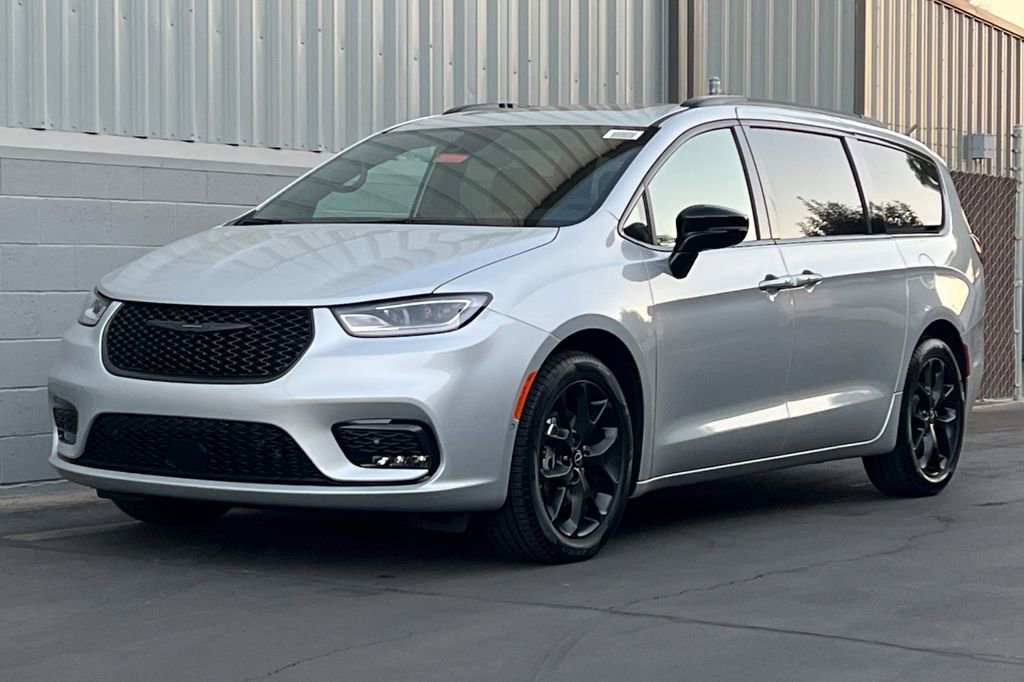 New 2026 Chrysler Pacifica Limited w/ Uconnect Theater Family Group image 8