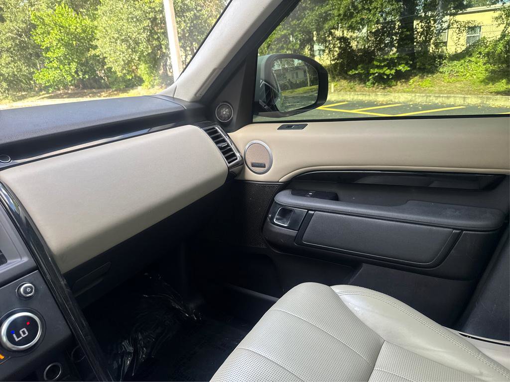 Used 2018 Land Rover Discovery SE image 19