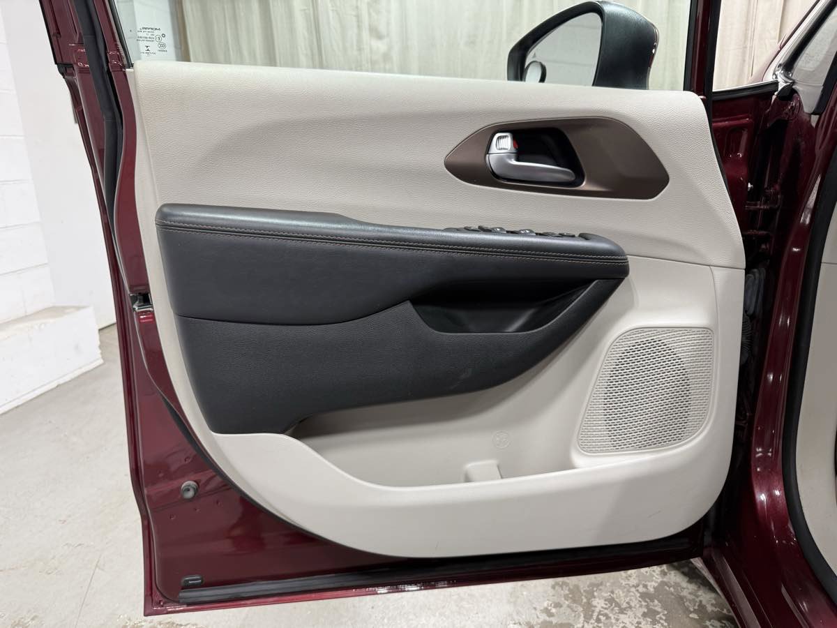 Used 2018 Chrysler Pacifica L image 8