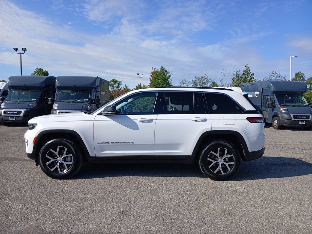 Used 2023 Jeep Grand Cherokee Limited w/ Luxury Tech Group II AWD/4WD image 4