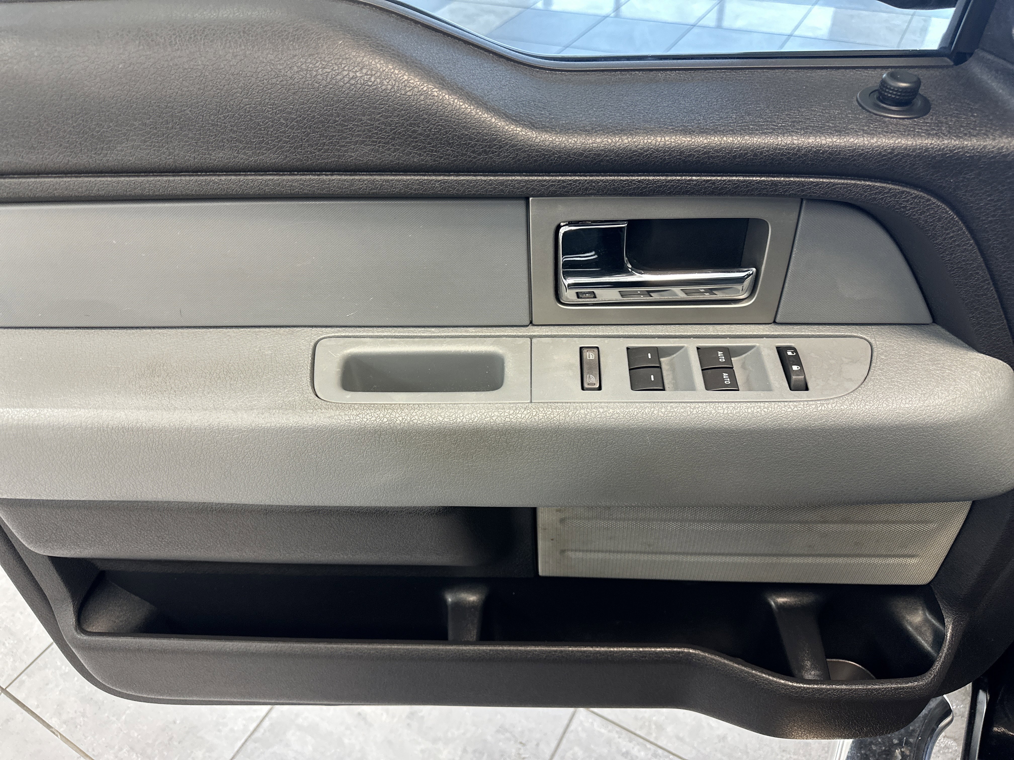 Used 2011 Ford F150 XLT w/ XLT Chrome Pkg image 22