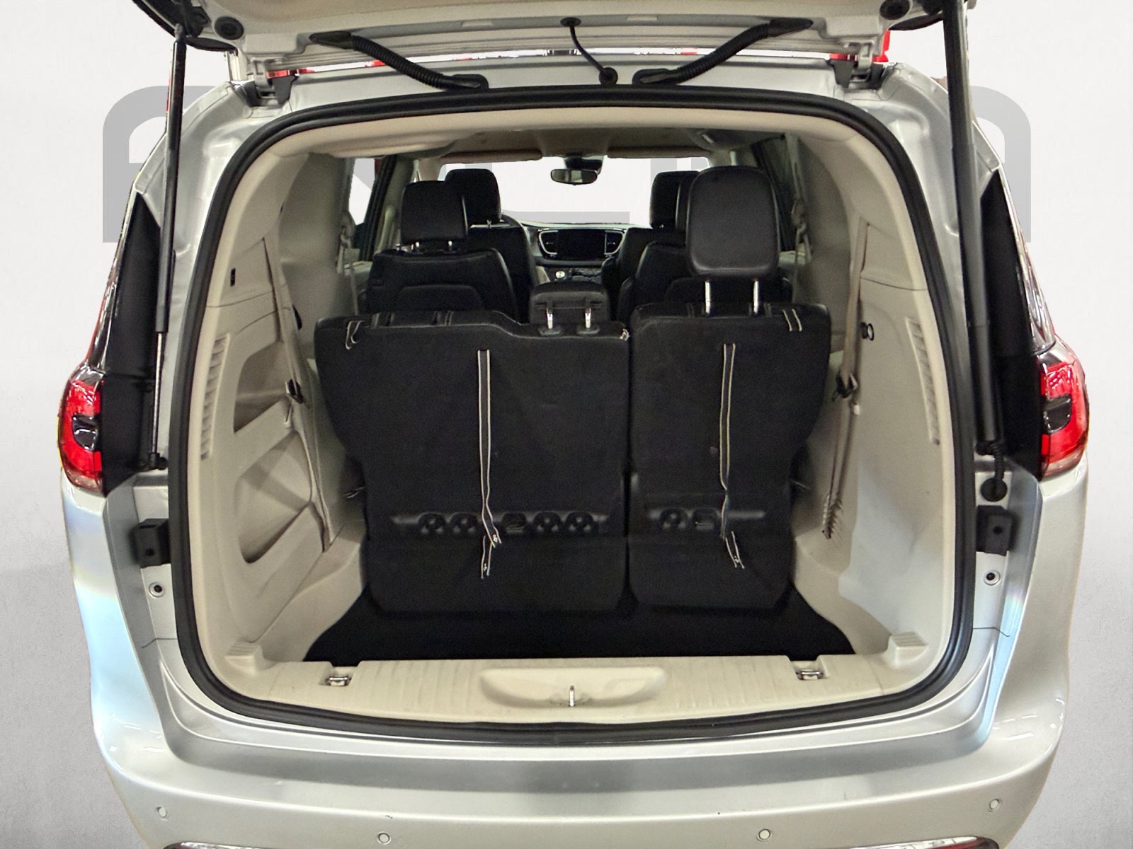 Used 2024 Chrysler Pacifica Touring-L FWD image 13
