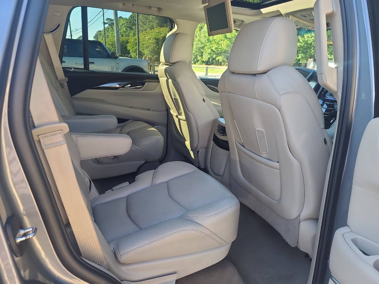 Used 2019 Cadillac Escalade Luxury AWD/4WD image 38