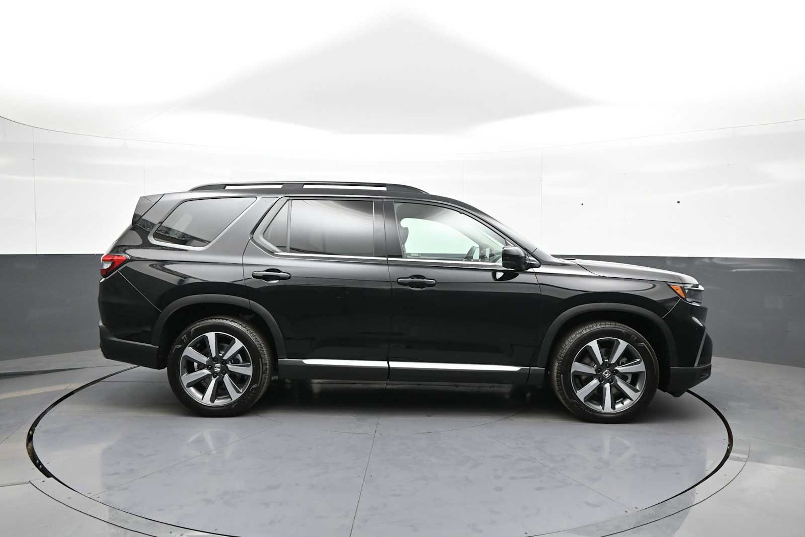 Certified 2025 Honda Pilot Touring image 5