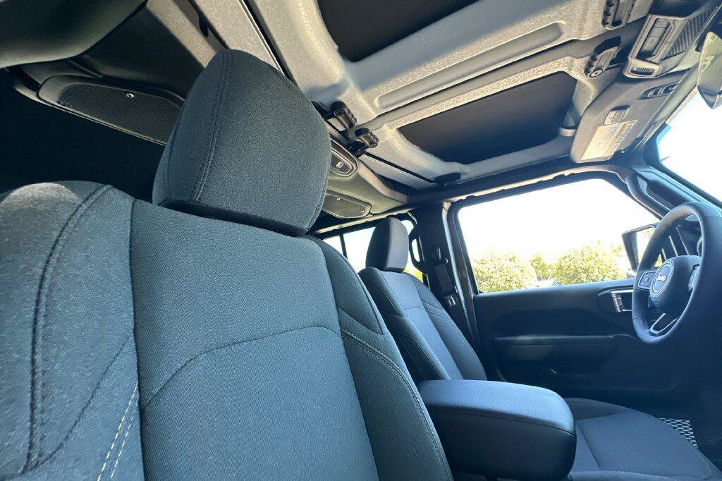 New 2026 Jeep Gladiator Sport AWD/4WD image 16