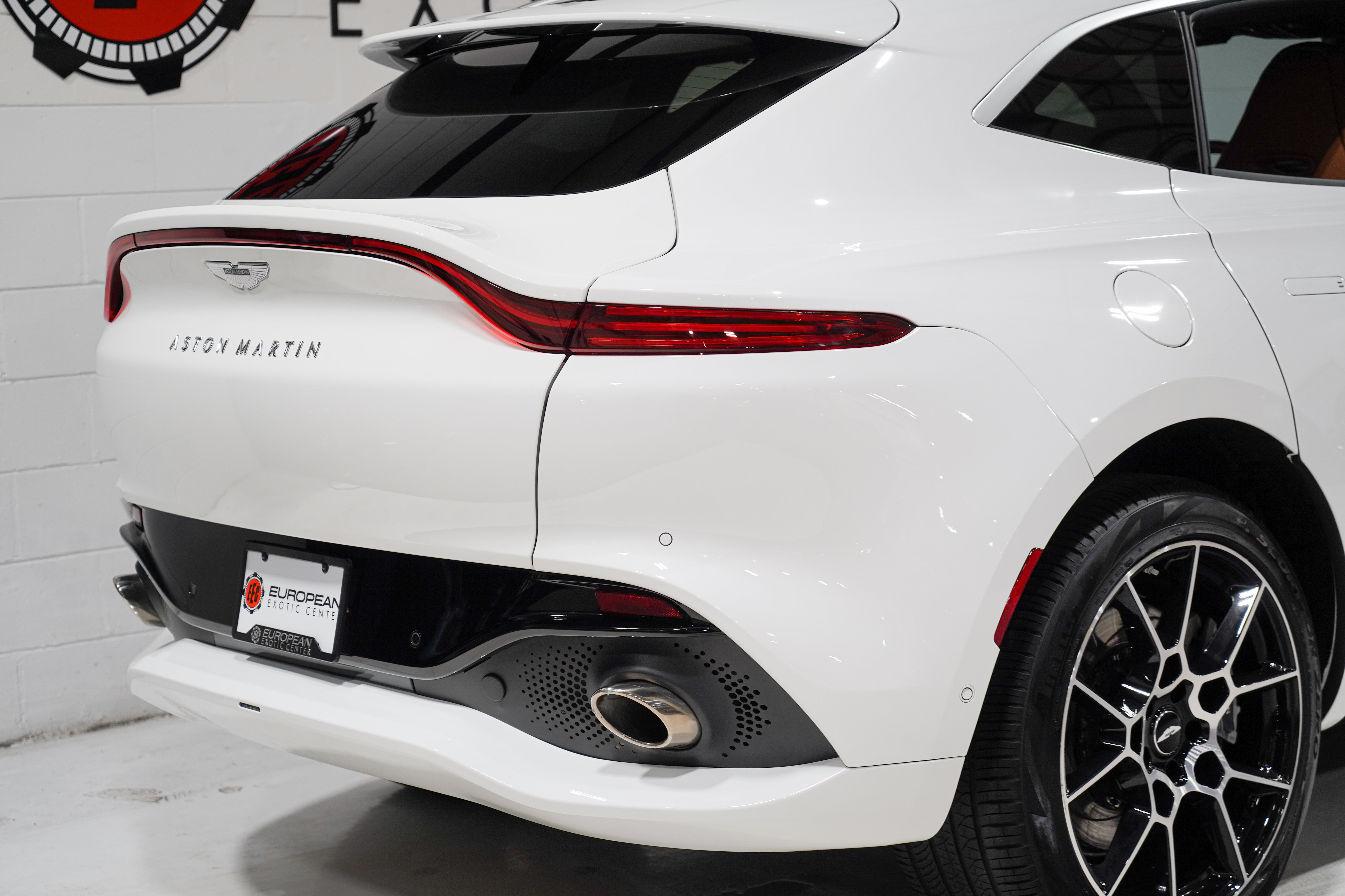 Used 2022 Aston Martin DBX AWD/4WD image 25