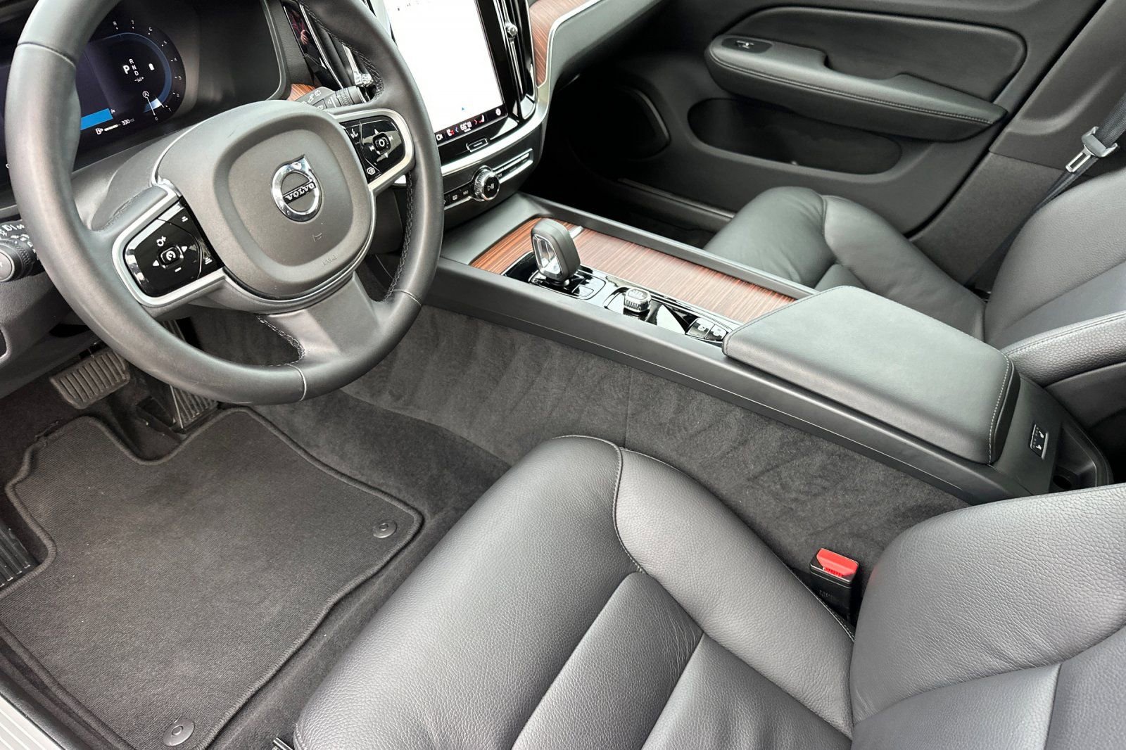 Used 2025 Volvo V60 B5 Cross Country Plus image 9