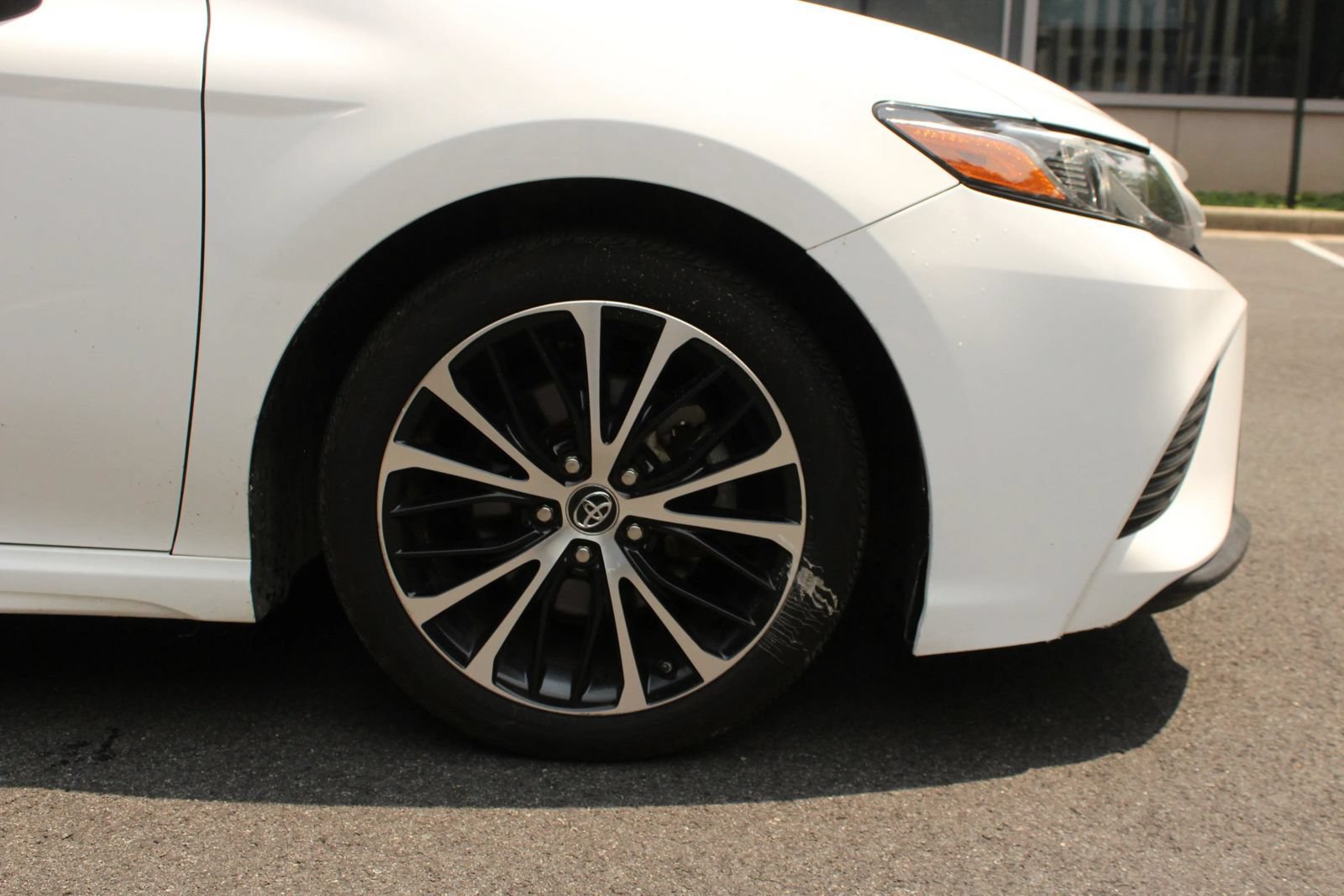 Used 2019 Toyota Camry SE FWD image 3