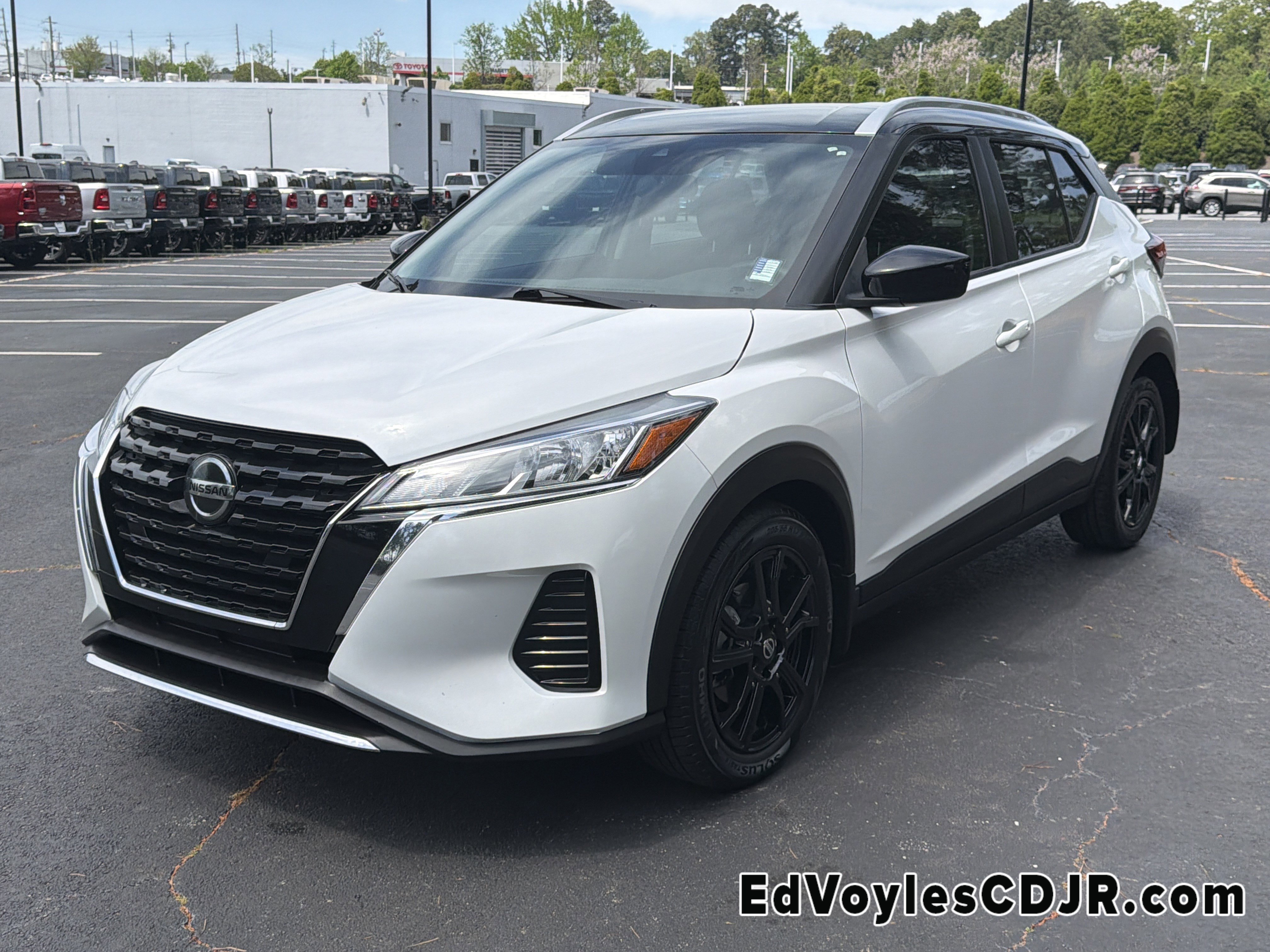 Used 2021 Nissan Kicks SV image 3