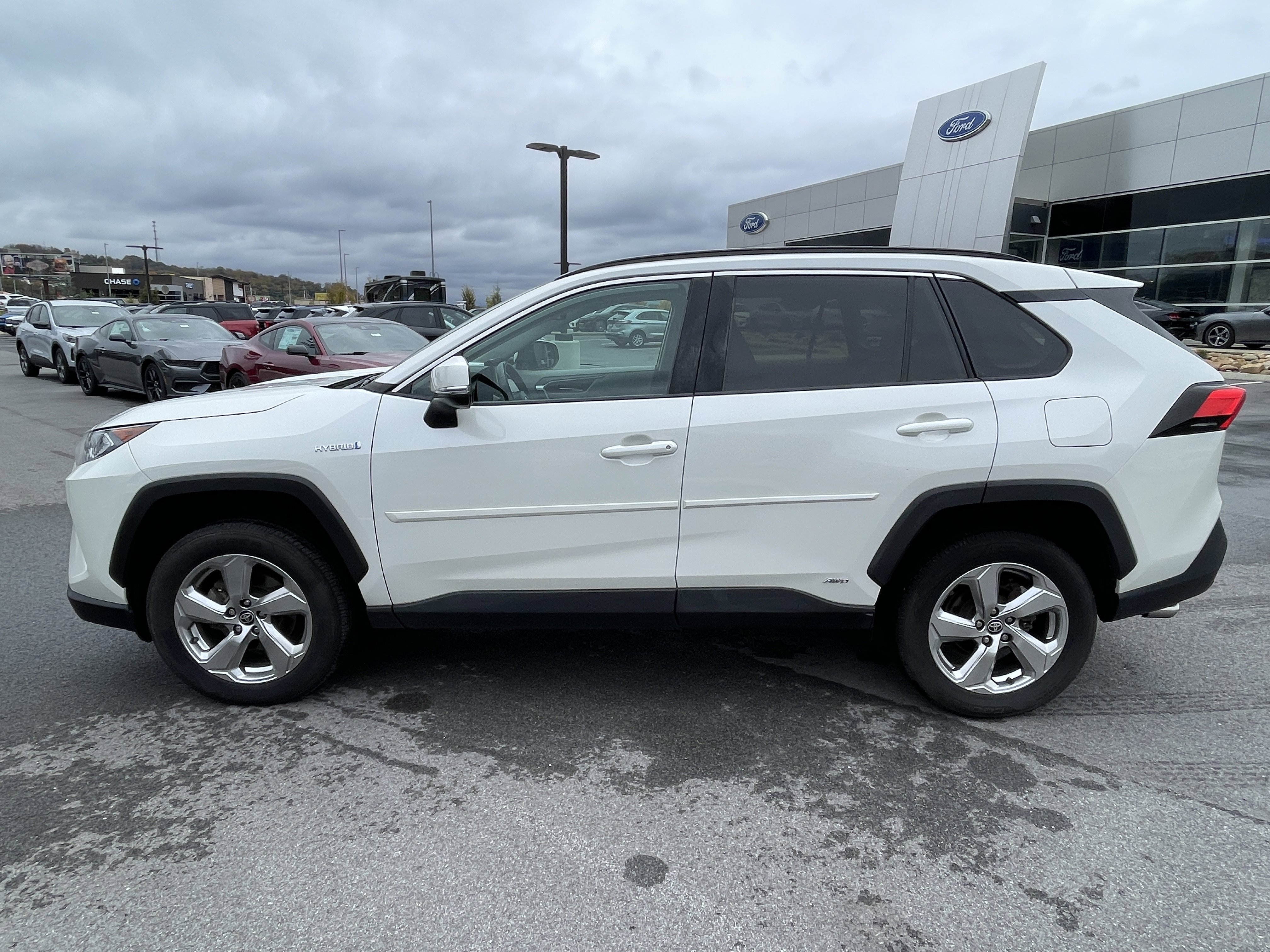 Used 2021 Toyota RAV4 XLE Premium image 8