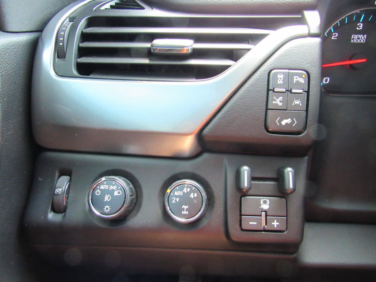 Used 2016 Chevrolet Suburban LTZ AWD/4WD image 17