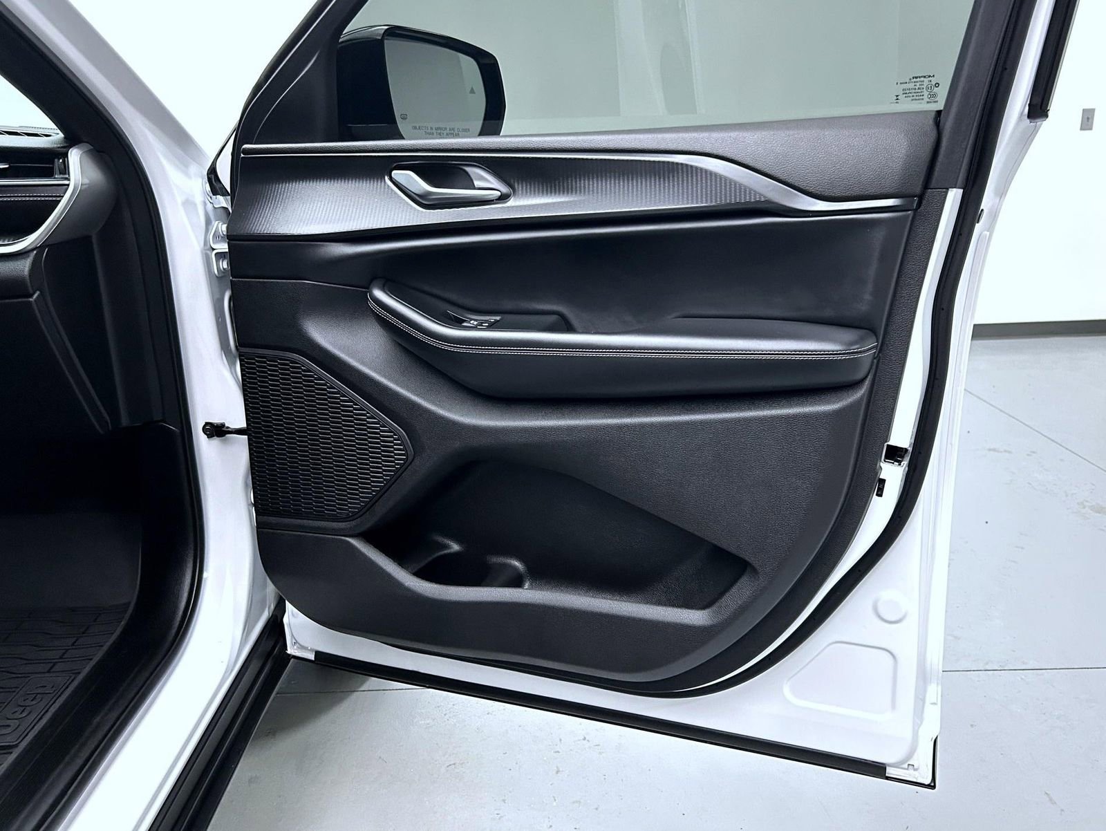 Used 2025 Jeep Grand Cherokee Altitude image 16