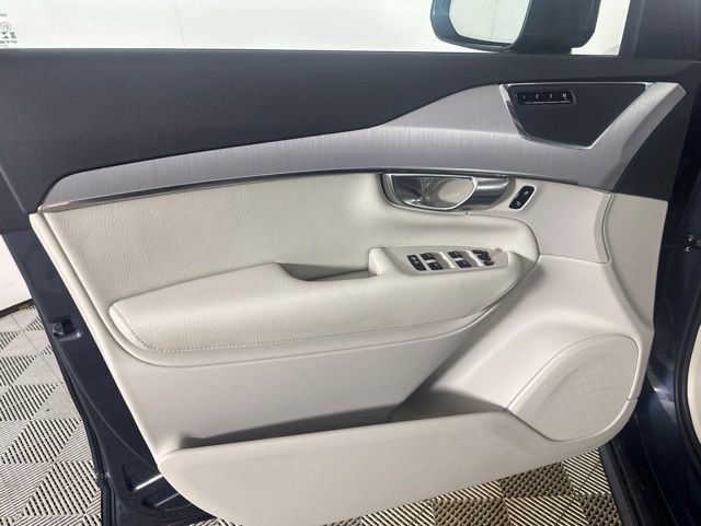 Used 2022 Volvo XC90 T5 Momentum w/ Climate Package AWD/4WD image 11