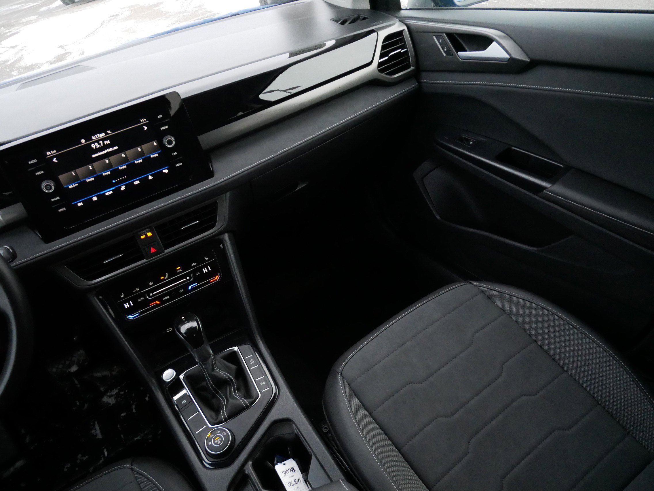 Certified 2025 Volkswagen Taos SE image 11