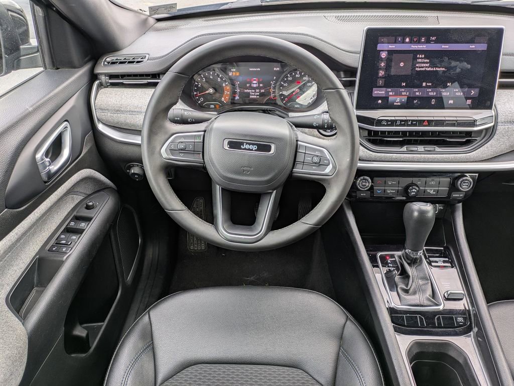 Used 2024 Jeep Compass Latitude image 17