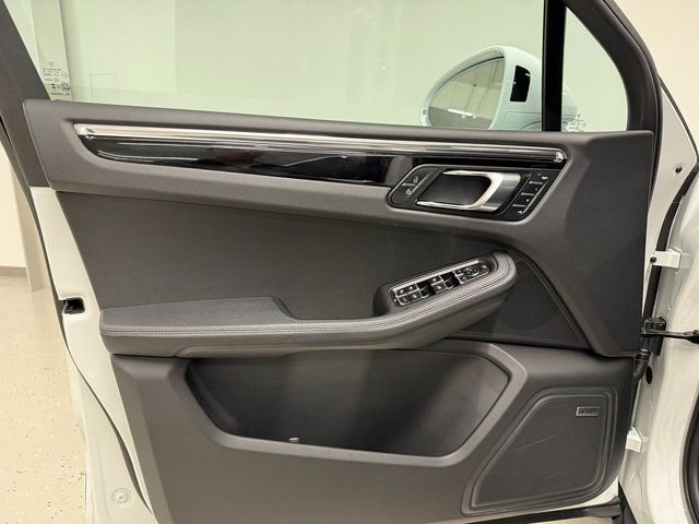 Certified 2025 Porsche Macan AWD/4WD image 31