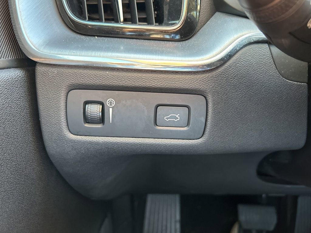 Used 2020 Volvo XC60 T5 Momentum image 30