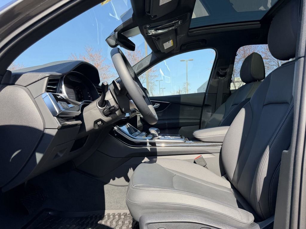 Used 2025 Audi Q7 2.0T Premium w/ Convenience Plus Package AWD/4WD image 16