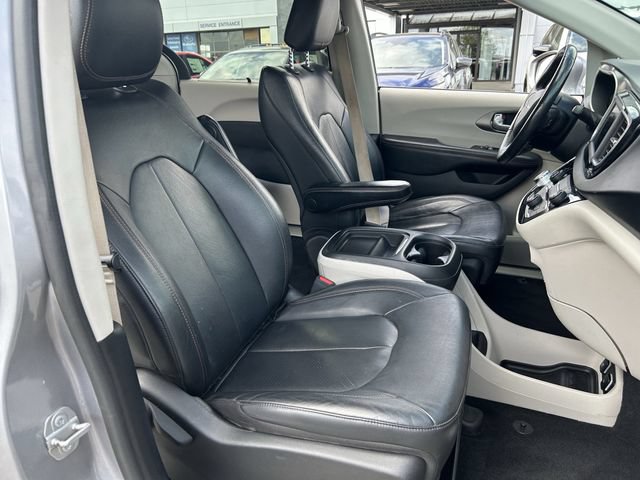 Used 2020 Chrysler Pacifica Touring-L FWD image 26