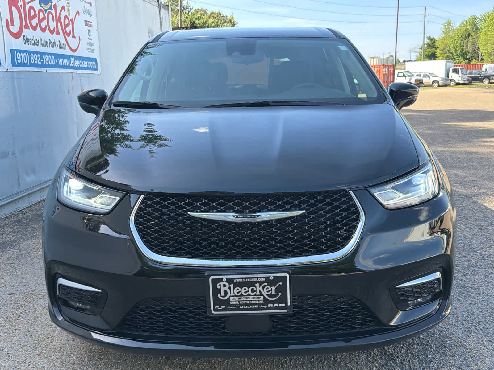 Used 2024 Chrysler Pacifica Touring-L FWD image 5