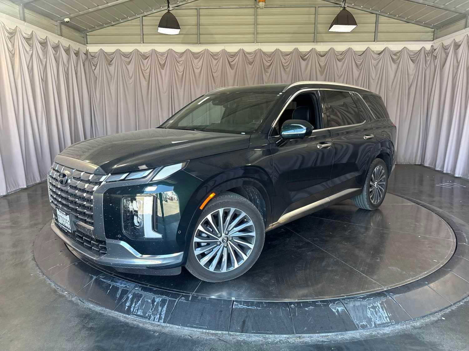 Used 2025 Hyundai Palisade Calligraphy FWD image 1