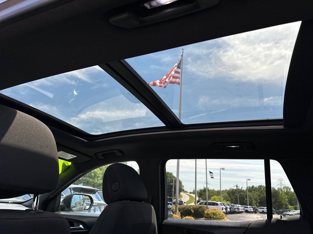 Used 2025 Chevrolet Equinox LT w/ Safety and Technology Package image 8